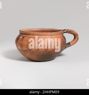 Terracotta tazza a manico singolo fine 8th secolo a.C. Greco, Attico dal deposito Imettos (vedi 30.118.1). Tazza in terracotta a manico singolo. Greco, Attico. Fine 8th secolo a.C. Terracotta. Geometrico. Vasi Foto Stock