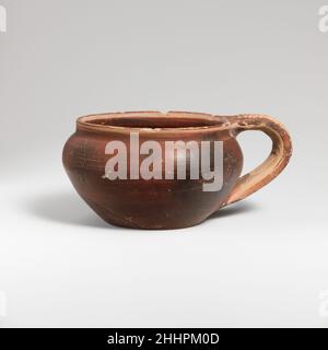 Terracotta tazza a manico singolo fine 8th secolo a.C. Greco, Attico dal deposito Imettos (vedi 30.118.1). Tazza in terracotta a manico singolo. Greco, Attico. Fine 8th secolo a.C. Terracotta. Geometrico. Vasi Foto Stock