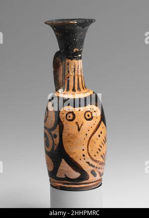 Lekythos di terracotta (fiasca d'olio) con gufo 4th secolo a.C. Greco, Italiano del Sud, Apuliano con gufo. Lekythos di terracotta (fiasca d'olio) con gufo 246123 Foto Stock