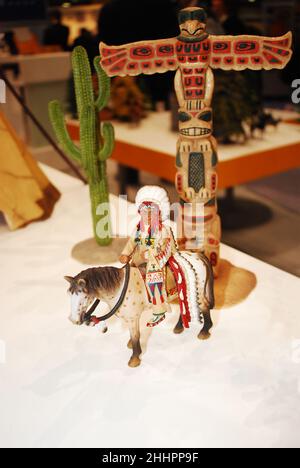 Primo piano di Schleich personaggio giocattolo di Sioux Chief su appaloosa cavallo con Western / nativo americano diorama Collectable pensionato Schleich No. 70300 Foto Stock