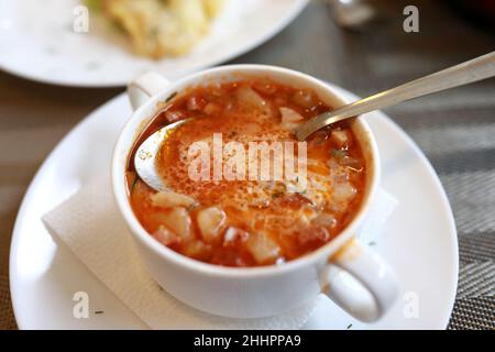 Ciotola con zuppa russa solyanka nel ristorante Foto Stock