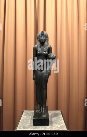 Statua di basalto nero di Cleopatra VII su sfondo marrone. Fu l'ultima persona a governare l'Egitto come faraone egiziano Foto Stock