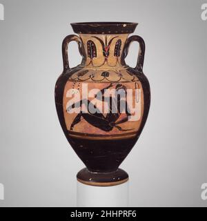 Terracotta collo-anfora (vaso) del 5th secolo a.C. Greco, Italiano del Sud, Oversetto Campaniano, figura seduta ad altarReverse, satirRescita numerose sono le caratteristiche iconografiche degni di nota su questo vaso. La figura seduta accanto ad un altare fiammeggiante è molto insolita, almeno dal punto di vista dell'iconografia greca. Solleva la questione se la figura e l'altare siano stati conflati da due scene separate, anche se correlate. Al contrario, gli zoccoli del satiro sono articolati con particolare delicatezza, quasi come se fossero scarpe fantasia. Collo di terracotta-anfora (vaso) 247215 Foto Stock