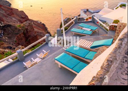 Estate a Santorini. Sedie a sdraio sulla terrazza con vista mare. Relax a Santorini. Famosa destinazione di viaggio Foto Stock