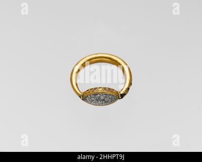 Anello in oro con pietra ad anello in plasma 5th secolo a.C. anello in filigrana in oro greco con pietra liscia in plasma. Anello in oro con pietra ad anello in plasma. Greco. 5th secolo a.C. Oro, plasma. Classico. Oro e argento Foto Stock