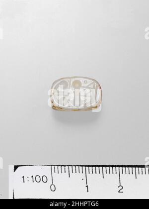 Prisma triangolare Agata ca. 1900–1600 a.C. Geroglifi minoici su tutti e tre i lati.. Prisma triangolare Agata. Minoan. CA. 1900–1600 A.C. Agata. Minoico medio II–III Gemme Foto Stock