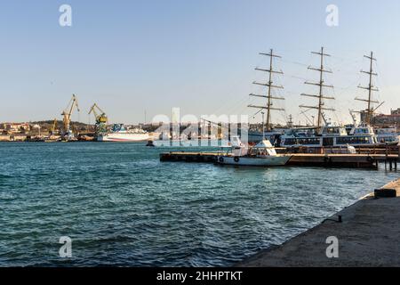 Sevastopol, Crimea - 14 marzo 2021: Vista di South Bay in primavera Foto Stock