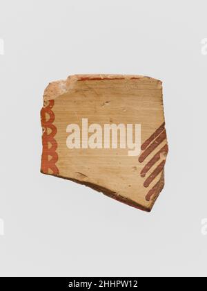 Frammento del bordo di terracotta con motivi curvilinei ca. 1400–1300 a.C. frammento Micenaean Rim con disegno curvilineo. Frammento del bordo di terracotta con motivi curvilinei. Micenaean. Ca. 1400–1300 A.C. Terracotta. IIA tardo elladica. Vasi Foto Stock