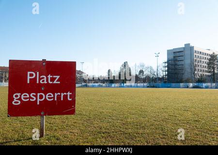 Monaco di Baviera, Germania. 25th Jan 2022. Un cartello con l'iscrizione 'Platz gesperrt' si trova sul campo di allenamento del 1860 Monaco. Diversi casi di corona si sono verificati nella squadra dei 'Lions', come ha annunciato l'Associazione tedesca di Calcio (DFB) e il club. Credit: Jann Philip Gronenberg/dpa/Alamy Live News Foto Stock