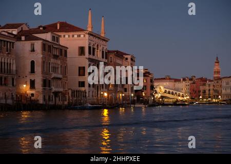 Vista notturna di Venezia Foto Stock