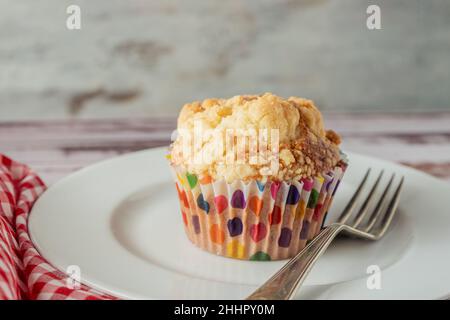 Squisito cupcake o muffin fatti in casa con mirtilli e mirtilli neri affettati su un piatto bianco su un tavolo rustico. Cibo fatto in casa, cibo naturale. Foto Stock