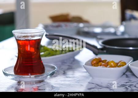 Turkısh colazione tradizionale e tè, focalizzato in primo piano. Foto Stock