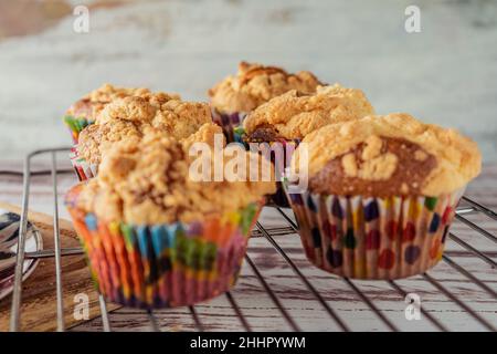 Primo piano di un squisito cupcake o muffin fatti in casa con mirtilli e more. Cibo fatto in casa, cibo naturale. Foto Stock