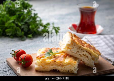 Delizioso cibo turco; pasticceria da vassoio; (nome turco; su boregi) Foto Stock