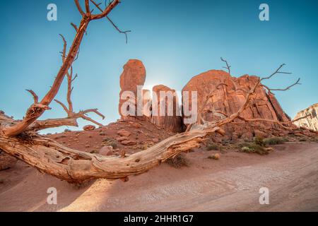 Splendide rocce e montagne della Monument Valley al tramonto, USA Foto Stock