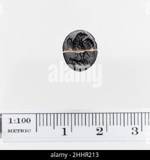 Anello in vetro nero opaco con fascia bianca ca. 1st–3rd secolo d.C. Aquila romana sulla testa di un cinghiale.. Anello in vetro nero opaco con fascia bianca 249301 Foto Stock