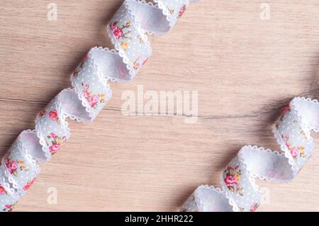 nastro per la preparazione a mano su sfondo di legno Foto Stock