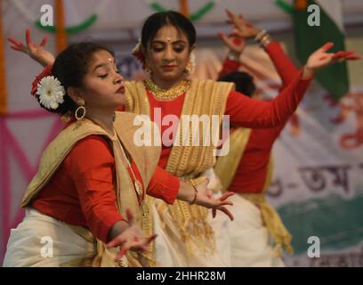 Gli studenti delle scuole di Netaji Subhas Vidyaniketan si esibiscono durante un programma culturale nell'anniversario della nascita del nazionalista indiano, Netaji Subhas Chandra Bose. Bose era un leader nazionalista indiano di spicco che tentò di ottenere l'indipendenza dell'India dal governo britannico con la forza durante gli anni di declino della seconda guerra mondiale Tripura, India. Foto Stock