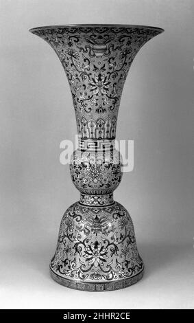 Vaso da un set di cinque pezzi altare (Wugong) Cina. Vaso da un set di cinque pezzi altare (Wugong). Cina. Porcellana. Dinastia Qing (1644-1911), periodo Daoguang (1821-50). Ceramica Foto Stock