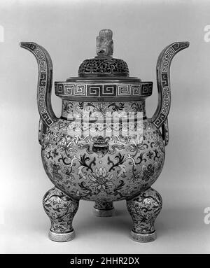 Bruciatore di incenso da un insieme di cinque-pezzo altare set (Wugong) Cina. Bruciatore di incenso da un insieme di cinque-pezzo altare set (Wugong). Cina. Porcellana. Dinastia Qing (1644-1911), periodo Daoguang (1821-50). Ceramica Foto Stock