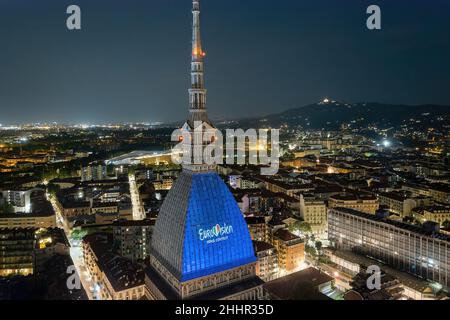 Il logo Eurovision Song Contest proiettato sulla Mole Antonelliana. L'edizione 66th si terrà a Torino nel maggio 2022. Torino, Italia - Gennaio 2022 Foto Stock