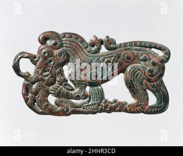 Placca da cintura a forma di un Wolf 4th secolo B.C. in piedi Cina nord-occidentale. Placca da cintura a forma di lupo permanente. Cina nord-occidentale. 4th secolo a.C. Bronzo stagnato. Lavorazione dei metalli Foto Stock