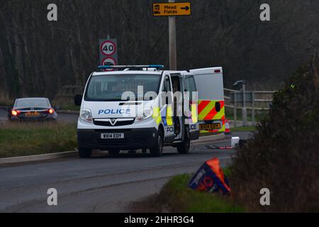 Weston Super Mare, Regno Unito. 25th Jan 2022. Dall'inizio di questa mattina martedì 25th gennaio polizia Armed responce squadra arrivato a Tarnock Gardens a West Wick Weston Super Mare, l'incidente è ancora in corso stasera 18,00 ore. Le strade sono ancora chiuse e il traffico viene deviato. Avon e Somerset Police stanno cercando di parlare con un individuo come un'indagine in corso. Vigili del fuoco e ambulanze della polizia sono ancora in scena. PICTURE Credit: Robert Timoney/Alamy Live News Foto Stock