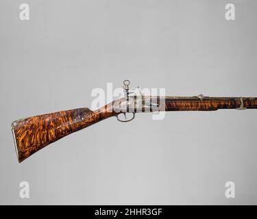 Pistola con Flintlock a la moda datata 1744 Gabriel de Algora spagnolo con l'adesione nel 1700 del duca di Angiò come Filippo V, il primo re borbonico di Spagna, la moda francese predominante nella corte spagnola. Il nuovo gusto è evidente nella duecorazione delle armi da fuoco realizzata nella prima metà del XVIII secolo, quando i cannonieri di Madrid si rivoltarono ai libri di modelli di armi da fuoco pubblicati a Parigi per i disegni francesi aggiornati. Questa pistola flintlock è una delle più splendide manifestazioni dello stile rococò francese come è stato adottato dai cannonieri nella capitale spagnola.il creatore di questo huntin Foto Stock