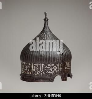 Casco Turban fine 15th secolo Iraniano caschi di questo tipo sono di solito chiamati caschi Turban becuase della loro grande forma bulbosa e le flutings che imitano le pieghe di un turbante. Poiché alcuni gruppi dervischi indossavano turbani con un numero prescritto di pieghe per rappresentare un numero mistico importante, è probabile che i caschi dei turbani siano stati considerati non solo come armature ma anche come una sorta di insegne religiose, La loro forma che segna l'indossatore come un combattente in una guerra Santa.i caschi Turban, insieme con corazza-e-piastra di decorazione corrispondente, sono stati destinati per la cavalleria pesante e un Foto Stock