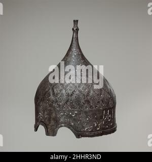 Casco Turban fine 15th secolo turco, forse Istanbul, nello stile di armatura Turkman i caschi di questo tipo sono solitamente chiamati caschi turbani a causa della loro grande forma bulbosa e le flutings che imitano le pieghe di un turbante. Poiché alcuni gruppi dervischi indossavano turbani con un numero prescritto di pieghe per rappresentare un numero mistico importante, è probabile che i caschi dei turbani siano stati considerati non solo come armature ma anche come una sorta di insegne religiose, La loro forma che segna l'indossatore come un combattente nella Guerra Santa.caschi Turban, insieme con corazza-e-piastra di deco corrispondente Foto Stock