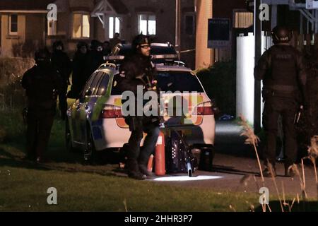 Weston Super Mare, Regno Unito. 25th Jan 2022. Dall'inizio di questa mattina martedì 25th gennaio polizia Armed responce squadra arrivato a Tarnock Gardens a West Wick Weston Super Mare, l'incidente è ancora in corso stasera 18,00 ore. Le strade sono ancora chiuse e il traffico viene deviato. Avon e Somerset Police stanno cercando di parlare con un individuo come un'indagine in corso. Vigili del fuoco e ambulanze della polizia sono ancora in scena. PICTURE Credit: Robert Timoney/Alamy Live News Foto Stock