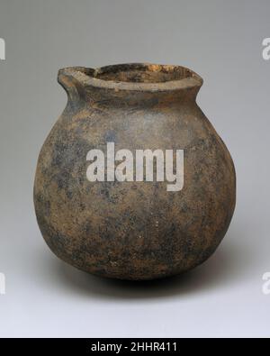 Caraffa 12th–13th secolo tedesco. Caraffa. Tedesco. 12th–13th secolo. Terracotta, non smaltata. Fabbricato in Renania Centrale (?), Germania. Ceramica-ceramica Foto Stock