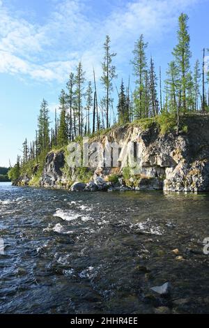 Viaggia lungo i fiumi degli Urali Circumpolari. Paesaggio estivo del fiume settentrionale della regione degli Urali in Russia. Foto Stock