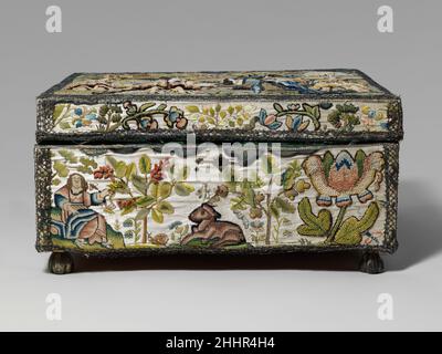 Casket con scene della Storia di Salomone e della Regina di Sceba 1670s Britanniche questo casket, il più grande della collezione di scatole ricamate del Metropolitan Museum, contiene una moltitudine di oggetti, da bottiglie di vetro, che sono state tipicamente inserite in scatole del periodo, Ad un'ampia gamma di attrezzi e materiali da cucire, compresi 25 avvolgitori di fili di carta realizzati con carte da gioco ripiegate, diversi avvolgitori di fili d'avorio, un bodkin, tre attrezzi da ricamo d'avorio, una bobina di filo d'oro filé, una graffetta di seta, diverse matasse sciolte di filo di seta, una custodia di aghi di seta, e un pezzo di bottonhole staccata Foto Stock