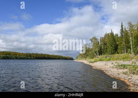 Viaggia lungo i fiumi degli Urali Circumpolari. Paesaggio estivo del fiume settentrionale della regione degli Urali in Russia. Foto Stock