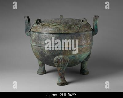 Treppiede Rituale Cauldron con copertura (Ding) 5th–4th secolo a.C. Cina. Treppiede Rituale Cauldron con coperchio (Ding). Cina. 5th–4th secolo a.C. Bronzo. Dinastia Zhou orientale (770–256 a.C.). Lavorazione dei metalli Foto Stock