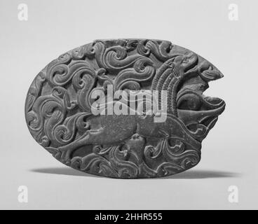 Coperchio della scatola con un leone alato e residuo di una cerniera in ferro ca. 5th secolo Pakistan (regione antica di Gandhara) i coperchi di scatola sono esempi rari di arte non religiosa del quinto secolo, poco di cui è sopravvissuto. Sono strettamente correlati nello stile e nell'immagine. La loro datazione si basa sui rotoli decorativi del periodo Gupta. Coperchio della scatola con un leone alato e residuo di una cerniera in ferro. Pakistan (regione antica di Gandhara) ca. 5th secolo. Pietra. Scultura Foto Stock