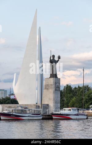 Kaliningrad, Russia - 30 luglio 2021: Il Monumento ai pescatori e il Monumento a Nicholas il Wonderworker sono due monumenti a Kaliningrad che Foto Stock