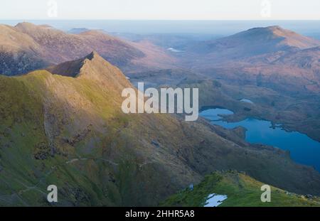 Vista della catena montuosa Nord Est da Snowdon Peak la vigilia invernale di Solstice Foto Stock