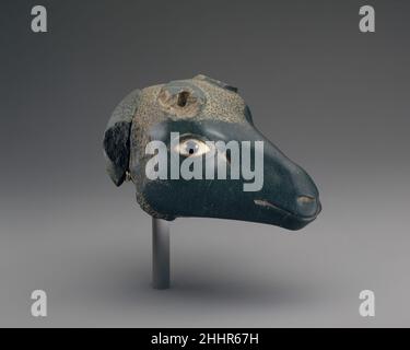 Antelope Head 525–404 a.C. tardo periodo questa testa di un'antilope rappresenta al meglio la scultura animale del tardo periodo. L'occhio destro ben conservato, intarsiato con alabastro e agata, dà all'animale una qualità veramente realistica.la testa era probabilmente parte di una barca cerimoniale di pietra dura che si trovava in un santuario del tempio. Le barche con le teste di antilope alla prua erano sacre al dio Sokar. Una barca Sokar può essere visto sulla bara interna di Kharushere (86,1.33a, b)..un'altra scultura animale fine nella collezione, poco più tardi nella data, è il falco del Museo con Nectanebo II della Dinastia 30 (vedere 34 Foto Stock