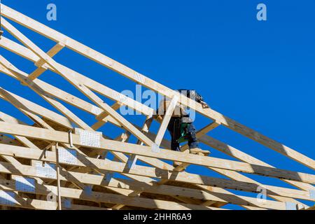 Copertura che lavora con l'incorniciatura installazione del tetto travi in legno chiodatura travi in legno Foto Stock