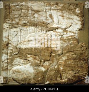 Rilievo con testa di re (Seti i?) circa 1295–1294 a.C. nuovo regno, Ramesside un capo di re, la sua mano visibile si alzò in un gesto di preghiera. Questo viene dalla Cappella di Ramesse i nel tempio di Seti i ad Abydos, e probabilmente rappresenta Seti i che esegue rituali a beneficio del padre. Rilievo con testa di re (Seti i?). Ca. 1295–1294 A.C. Calcare. Nuovo Regno, Ramesside. Dall'Egitto, dall'Alto Egitto settentrionale, Abydos, Tempio di Sety i, a nord dell'angolo NE, Cappella di Ramesses I. Dinastia 19 Foto Stock