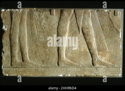 Rilievo dalla parete Sud di una Cappella di Ramesses i ca. 1295–1294 a.C. nuovo regno, Ramesside Ramesses i, primo re della dinastia 19, fu un ufficiale militare del Delta orientale. Servì come generale e viziere sotto Haremhab, ultimo re della Dinastia 18, e fu designato da lui come suo successore. Probabilmente abbastanza vecchio quando divenne re, la maggior parte dei suoi monumenti furono finiti da suo figlio, Seti I.la parete sud, qui mostrata, raffigura Ramesses i e la sua famiglia che presentano offerte ad Osiride. Il registro superiore (ora perso) mostrò a Ramesses che conduceva quattro giovani tori a 'Osiris Onnophris'. Nel regis. Inferiore Foto Stock
