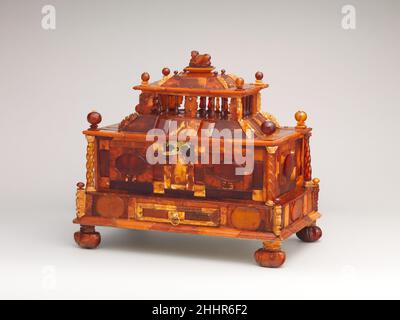 Casket ca. 1680 attribuito a Michel Redlin tedesco durante il Rinascimento e l'epoca barocca, Amber, una resina fossilizzata conosciuta come l'oro del Mar Baltico, è stato considerato come una sostanza di origine mitica con poteri magici. Questo prezioso scrigno è un vero oggetto Kunstkammer; il suo design architettonico e la sua decorazione sono legati a un disegno di Michel Redlin, documentato come carver ambra a Danzica nel 1688. Sono stati utilizzati tre tipi di ambra: Opaco, traslucido e una variante lattiginosa. Paesaggi e scene pastorali sono stati incisi nella superficie ambrata da dietro. Casket 232119 Foto Stock