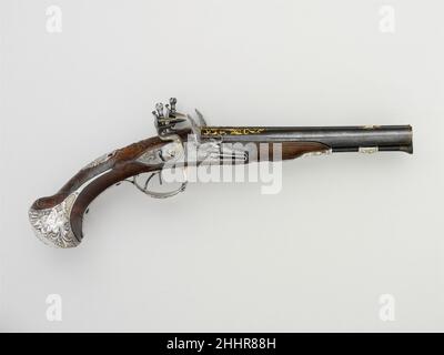 Coppia di pistole Flintlock a doppio tralicello 1752–53 le pistole francesi con barili affiancati di Francis-Alexander Chasteau divennero popolari in Inghilterra e in Francia nella seconda metà del XVIII secolo. Questa coppia francese lussuosamente decorata mostra l'elegante gusto rococò per asimmetria e finta nei suoi elaborati supporti in argento dorato e intarsio in filo d'argento. Coppia di pistole Flintlock a doppio tralicello 26587 Foto Stock