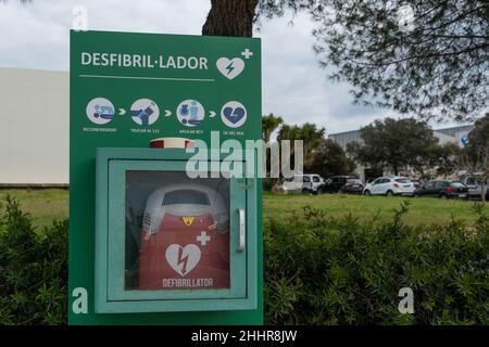 Manacor, Spagna; gennaio 20 2022: Defibrillatore situato sulla strada di una tenuta industriale nella città di Manacor, Maiorca, Spagna Foto Stock