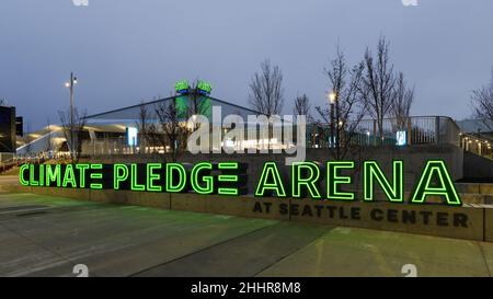 Seattle - 22 gennaio 2022; cartello Climate pegno Arena al Seattle Center illuminato in verde con lo stadio sullo sfondo Foto Stock
