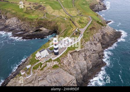 Kinsale, West Cork, Irlanda. 25th Jan 2022. In una giornata trascorsa ma mite a West Cork, il faro Old Head of Kinsale e il campo da golf a 18 buche Old Head si trovano sulla costa dell'Irlanda. Credit: AG News/Alamy Live News Foto Stock