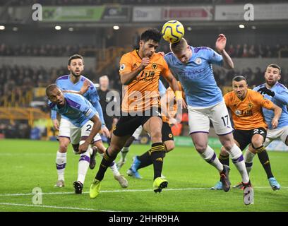 Wolves calciatore Raul Jimenez e Kevin De Bruyne della città in azione Wolverhampton Wanderers / Manchester City al Molineux Stadium 27/12/2019 Foto Stock