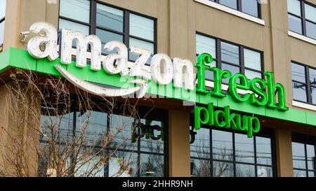 Seattle - 23 gennaio 2022; insegna per il punto di prelievo Amazon Fresh nel quartiere SODO di Seattle Foto Stock